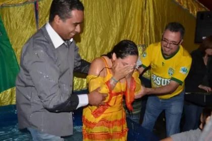Missionários celebram batismo entre ciganos no Brasil, fruto de um trabalho evangelístico que transforma vidas com o amor de Cristo. Foto: Reprodução/Junta de Missões Nacionais.