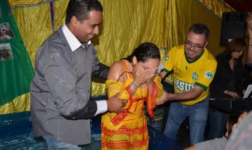 Casal missionário celebra batismo entre ciganos: ”Até que todos ouçam”
