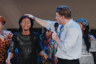 Jovem é curada de tumores nos seios durante cruzada evangelística da CfaN na Nigéria e testemunha milagre após oração de fé. Foto: Reprodução/YouTube/CfaN Europe