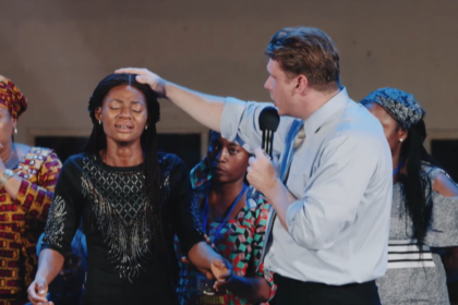 Jovem é curada de tumores nos seios durante cruzada evangelística da CfaN na Nigéria e testemunha milagre após oração de fé. Foto: Reprodução/YouTube/CfaN Europe