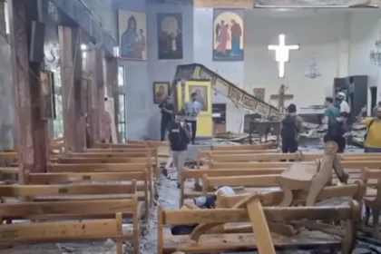 Pelo menos 20 pessoas morreram e 52 ficaram feridas após um atentado suicida dentro da Igreja Mar Elias, localizada na capital da Síria. Foto: Captura de tela/YouTube/Telly Guru