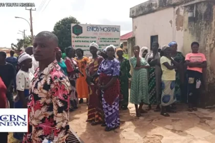Mais de 200 cristãos foram mortos em um massacre na Nigéria, em Benue, após ataque brutal de jihadistas Fulani a uma vila agrícola. Foto: Captura de tela/YouTube/CBN News