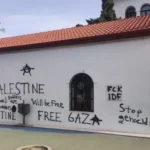 Igreja na Grécia é pichada com mensagens antissemitas e pró-Hamas; moradores e autoridades denunciam intolerância religiosa. Foto: X/Dr. Maalouf