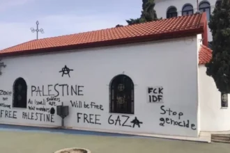 Igreja na Grécia é pichada com mensagens antissemitas e pró-Hamas; moradores e autoridades denunciam intolerância religiosa. Foto: X/Dr. Maalouf