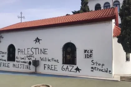 Igreja na Grécia é pichada com mensagens antissemitas e pró-Hamas; moradores e autoridades denunciam intolerância religiosa. Foto: X/Dr. Maalouf