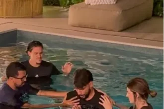 Lucas Paquetá é batizado no Rio após aceitar Jesus; estátua de Jesus foi citada em testemunho emocionante com amigos e família. Foto: Instagram/Lucas Paquetá