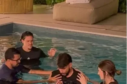 Lucas Paquetá é batizado no Rio após aceitar Jesus; estátua de Jesus foi citada em testemunho emocionante com amigos e família. Foto: Instagram/Lucas Paquetá