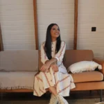 A cantora Aline Souza lançou o single “Deja”, uma versão em espanhol da canção “Deixa”, sucesso originalmente interpretado em português. Foto: Divulgação.