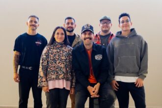 Após o sucesso de ''É Ele'' e ficarem por várias semanas no Hot 100 da Billboard Brasil, o grupo Drops INA lança nova versão de ''Pardal''. Foto: Divulgação.