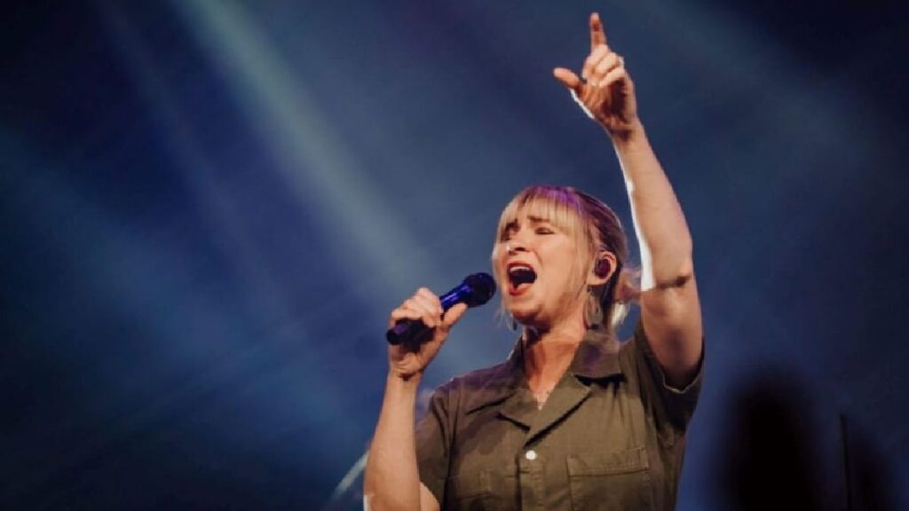 Kim Walker-Smith confirma três shows no Brasil 