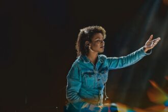 Após apresentar a nova versão do sucesso “Rio”, a cantora Nívea Soares relança mais um sucesso de sua carreira em nova roupagem. Foto: Divulgação.