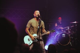 O cantor Rodolfo Abrantes desembarca em São Paulo nos dias 20 e 21 de junho para uma dupla apresentação da Microfonia Tour. Foto: Divulgação.