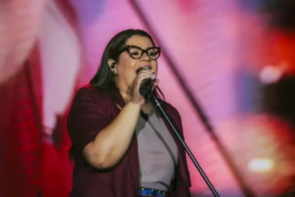 Midian Lima lança o medley “Corinhos de Fogo”, com releituras pentecostais poderosas em seu novo DVD ao vivo. Foto: Divulgação.