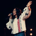Julia Vitória lança a inédita “Amor Infinito”, destacando a graça de Jesus e incluindo trecho de um Hino da Harpa Cristã. Foto: Divulgação.
