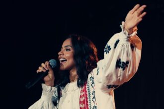 Julia Vitória lança a inédita “Amor Infinito”, destacando a graça de Jesus e incluindo trecho de um Hino da Harpa Cristã. Foto: Divulgação.