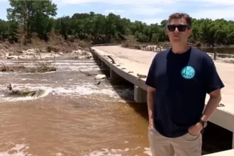 Pastor e família sobrevivem à enchente no Texas após rio subir repentinamente; tragédia deixou mortos e desaparecidos na região. Foto: Reprodução/KENS5
