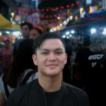 Jovem cristão da Malásia encontra fé firme em Jesus após conhecer a Bíblia e superar desafios culturais e espirituais em Kuala Lumpur. Foto: Reprodução/Portas Abertas.
