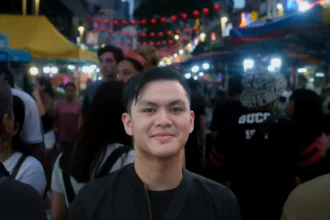 Jovem cristão da Malásia encontra fé firme em Jesus após conhecer a Bíblia e superar desafios culturais e espirituais em Kuala Lumpur. Foto: Reprodução/Portas Abertas.