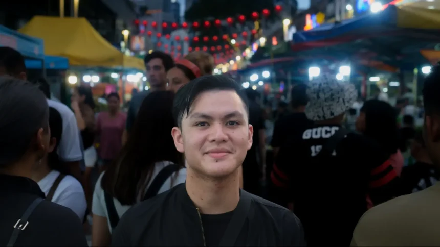 Jovem cristão da Malásia encontra fé firme em Jesus após conhecer a Bíblia e superar desafios culturais e espirituais em Kuala Lumpur. Foto: Reprodução/Portas Abertas.