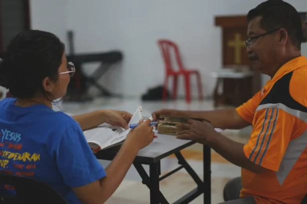 Jovem ex-bruxa da Malásia abandona práticas ocultas após ver a transformação da mãe e decide seguir a Jesus, impactando toda a família. Foto: Divulgação.