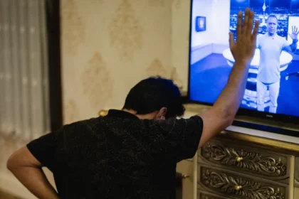 Avivamento no Irã cresce por meio de programas cristãos de TV, alcançando milhares com o evangelho apesar da perseguição. Foto: Portas Abertas.