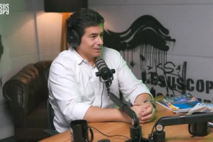 Ex-ator da Globo, Felipe Folgosi se reconcilia com Deus após 10 anos afastado e revela como foi resgatado do ocultismo pela oração da mãe. Foto: Reprodução/YouTube/JesusCopy