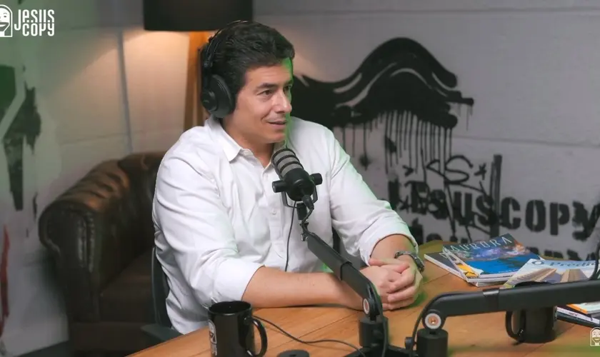 Ex-ator da Globo, Felipe Folgosi se reconcilia com Deus após 10 anos afastado e revela como foi resgatado do ocultismo pela oração da mãe. Foto: Reprodução/YouTube/JesusCopy