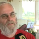 Aos 73 anos, evangelista se destaca pelo evangelismo na Holanda, pregando o Evangelho nas ruas todos os dias com a mensagem “Jesus Salva”. Foto: Reprodução/YouTube/Omroep Brabant