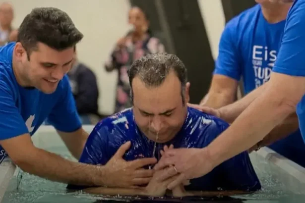 Iranianos foram batizados na primeira igreja persa em SP, trabalho missionário da Junta de Missões Mundiais (JMM) entre os povos muçulmanos. Foto: Reprodução/Instagram/Junta de Missões Mundiais