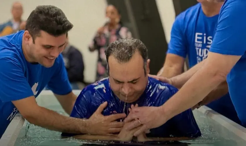 Iranianos foram batizados na primeira igreja persa em SP, trabalho missionário da Junta de Missões Mundiais (JMM) entre os povos muçulmanos. Foto: Reprodução/Instagram/Junta de Missões Mundiais