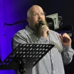 Ex-satanista, afirma que a oração dos pais em nome de Jesus cria uma barreira espiritual que impede a ação maligna. Foto: Reprodução/Facebook/Riaan Swiegelaar