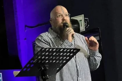 Ex-satanista, afirma que a oração dos pais em nome de Jesus cria uma barreira espiritual que impede a ação maligna. Foto: Reprodução/Facebook/Riaan Swiegelaar