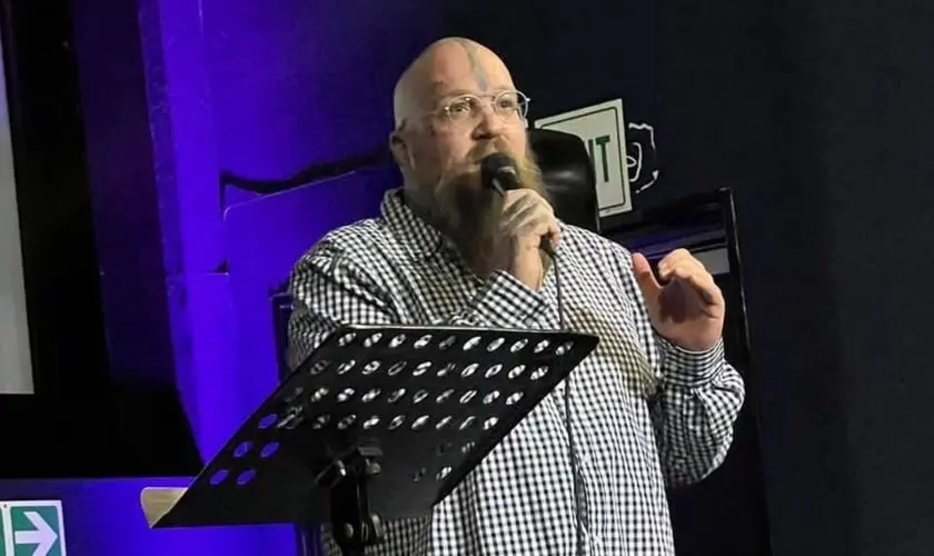 Ex-satanista diz que algumas crianças são protegidas por ”tocha azul”
