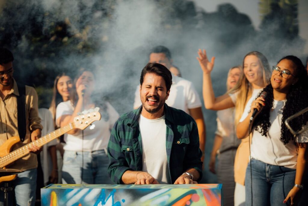 Gabriel Guedes segue na linha pop em sua nova canção “Me Alegrar”