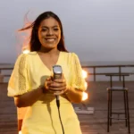 Larissa Santos lançou recentemente o single inédito “Quando Dobro Meus Joelhos”, uma canção que transmite paz e esperança por meio da oração. Foto: Divulgação.