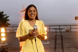 Larissa Santos lançou recentemente o single inédito “Quando Dobro Meus Joelhos”, uma canção que transmite paz e esperança por meio da oração. Foto: Divulgação.