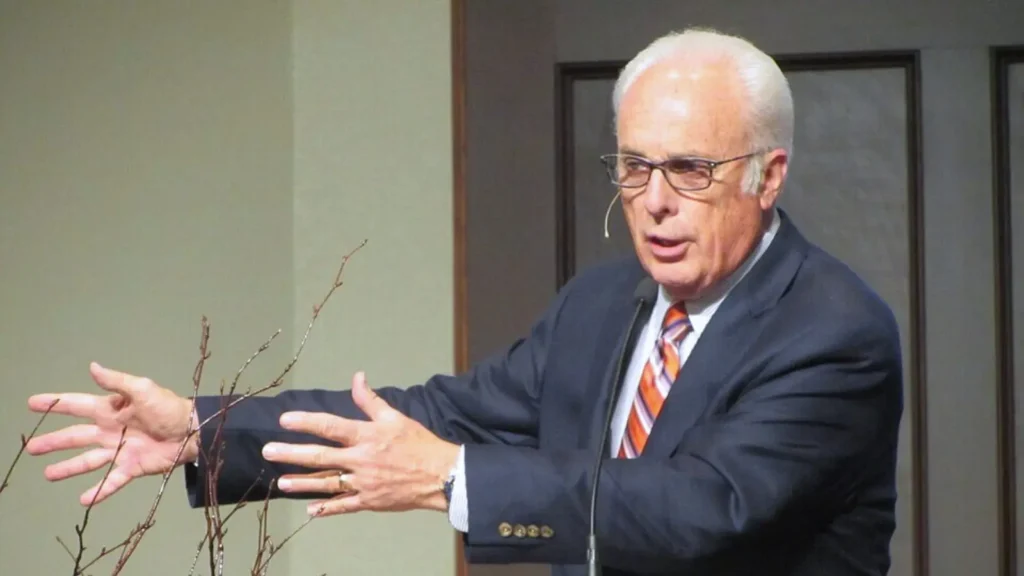 Pastor John MacArthur morre aos 86 anos nos Estados Unidos