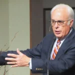 Morre aos 86 anos o pastor John MacArthur, influente líder evangélico dos EUA, conhecido por seu conservadorismo e firmeza na fé cristã. Foto: R. Huggins/Wikimedia.