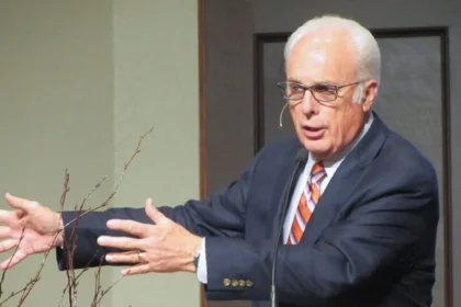 Morre aos 86 anos o pastor John MacArthur, influente líder evangélico dos EUA, conhecido por seu conservadorismo e firmeza na fé cristã. Foto: R. Huggins/Wikimedia.