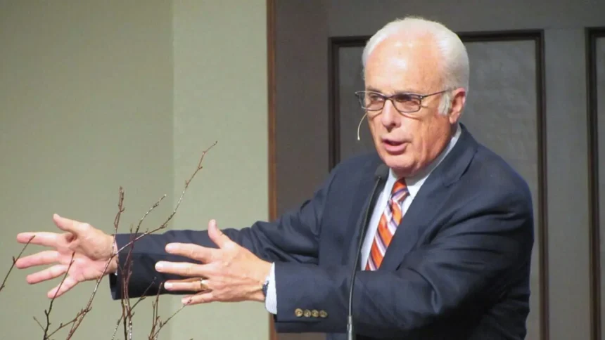Morre aos 86 anos o pastor John MacArthur, influente líder evangélico dos EUA, conhecido por seu conservadorismo e firmeza na fé cristã. Foto: R. Huggins/Wikimedia.