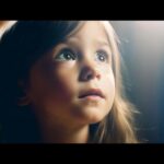 Aos cinco anos, Ginger teve uma visão de Jesus em uma tenda de culto e, anos depois, voltou a vê-Lo no céu. Foto: Reprodução/YouTube/Little girl [Sid Roth’s It’s Supernatural!]
