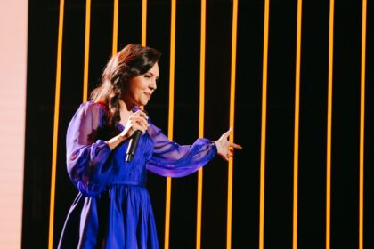 Suellen Lima lança medley com três sucessos no DVD “Legado”, celebrando os 43 anos da Louvor Eterno ao lado de grandes nomes da música cristã. Foto: Divulgação.
