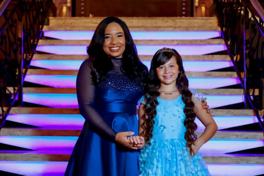 Com mais de 15 anos de carreira na música infantil, a cantora Vaneyse lança sua nova canção autoral “Adoração de Criança”, com Luana Mel. Foto: Divulgação.