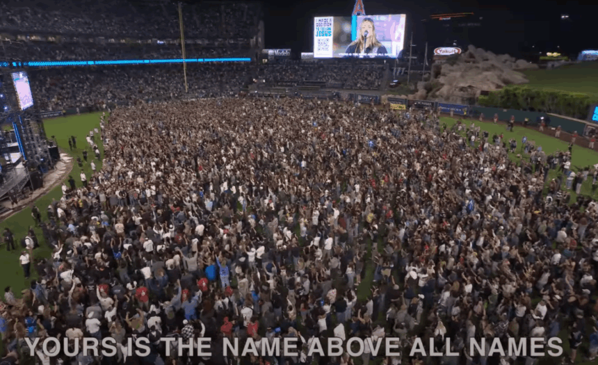 Mais de 45 mil participaram de uma cruzada na Califórnia com Greg Laurie, marcada por conversões e clamor por avivamento. Foto: Reprodução/X/Greg Laurie.