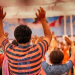 Extremistas atacam igreja na Índia, agridem fiéis e queimam Bíblias durante culto, intensificando a perseguição religiosa. Foto: Representativa/Unsplash.