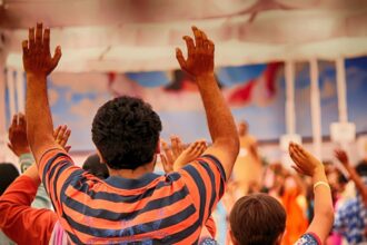 Extremistas atacam igreja na Índia, agridem fiéis e queimam Bíblias durante culto, intensificando a perseguição religiosa. Foto: Representativa/Unsplash.