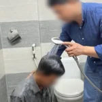 Cristão é batizado em banheiro devido à perseguição no Vietnã, onde seguir Jesus pode gerar isolamento, agressões e prisão. Foto: Reprodução/Portas Abertas.