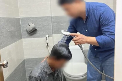 Cristão é batizado em banheiro devido à perseguição no Vietnã, onde seguir Jesus pode gerar isolamento, agressões e prisão. Foto: Reprodução/Portas Abertas.