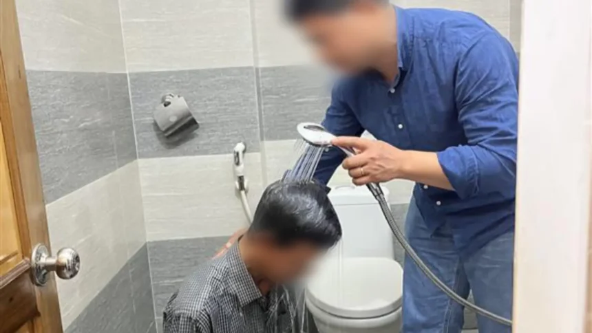 Cristão é batizado em banheiro devido à perseguição no Vietnã, onde seguir Jesus pode gerar isolamento, agressões e prisão. Foto: Reprodução/Portas Abertas.