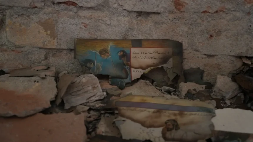Cristãos no Paquistão enfrentam perseguição, com ataques a igrejas e lares, mas mantêm a fé firme em meio à violência. Foto: Reprodução/Portas Abertas.